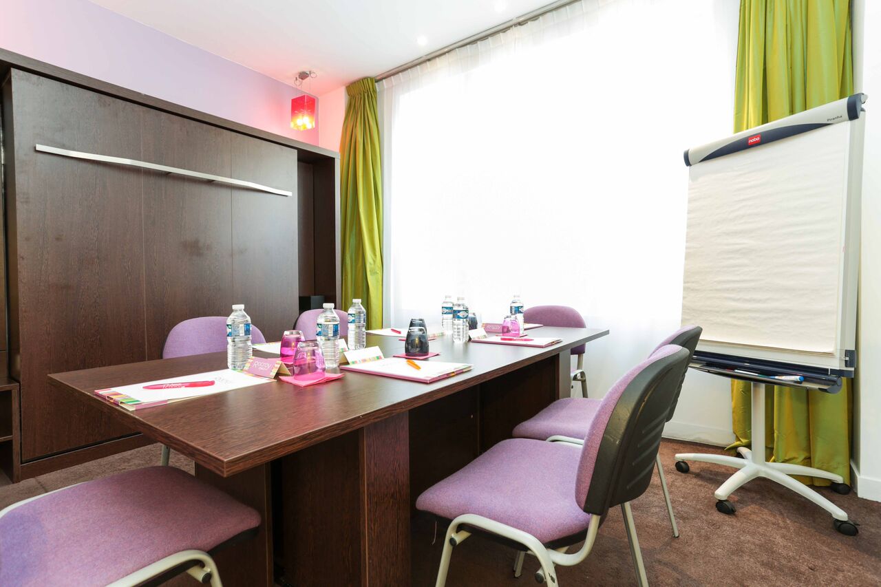 Modern and comfortable design, it will bring you the necessary dynamism to your seminars.