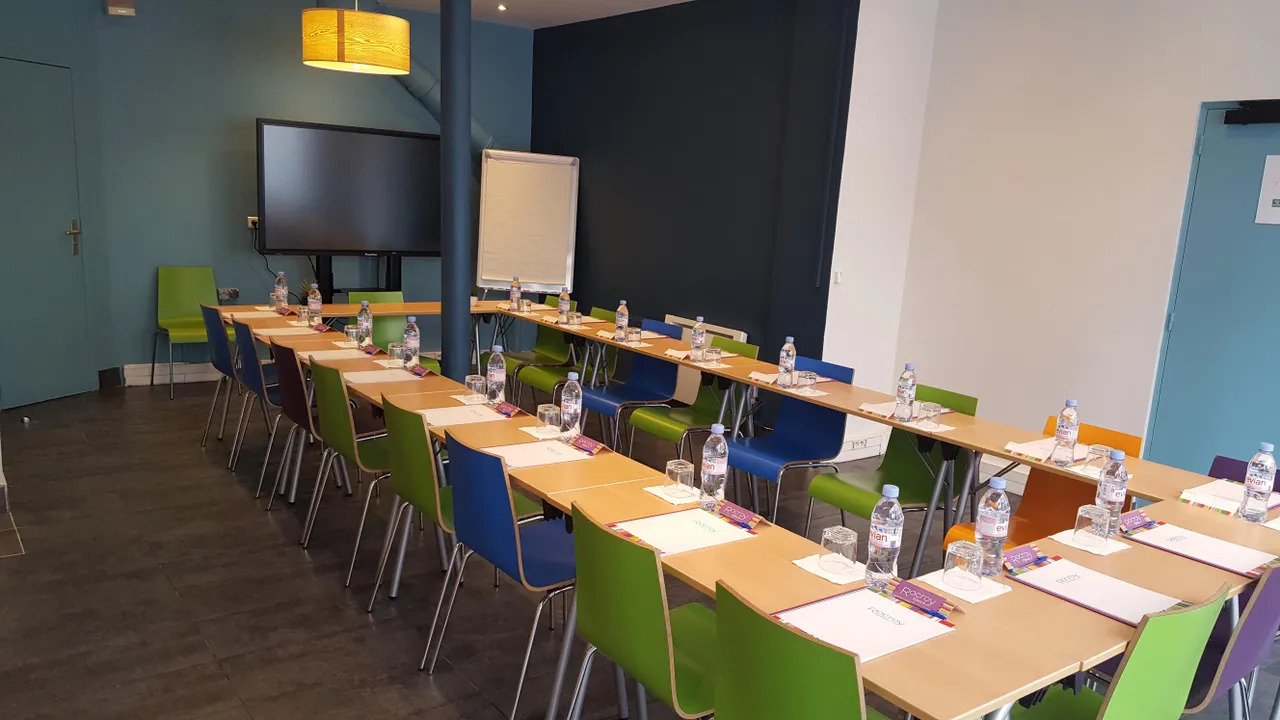 An spacious meeting-room with natural daylight and all the necessary equipment for a formation, conference or meeting.